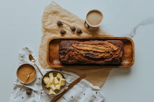 木製のトレイの上に座っている一斤のパン