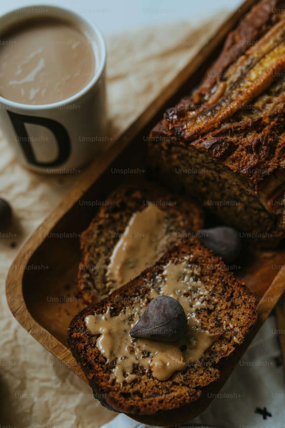 um pão sentado em cima de uma mesa ao lado de uma xícara de café