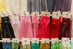 un étalage de pantalons et de cravates de différentes couleurs