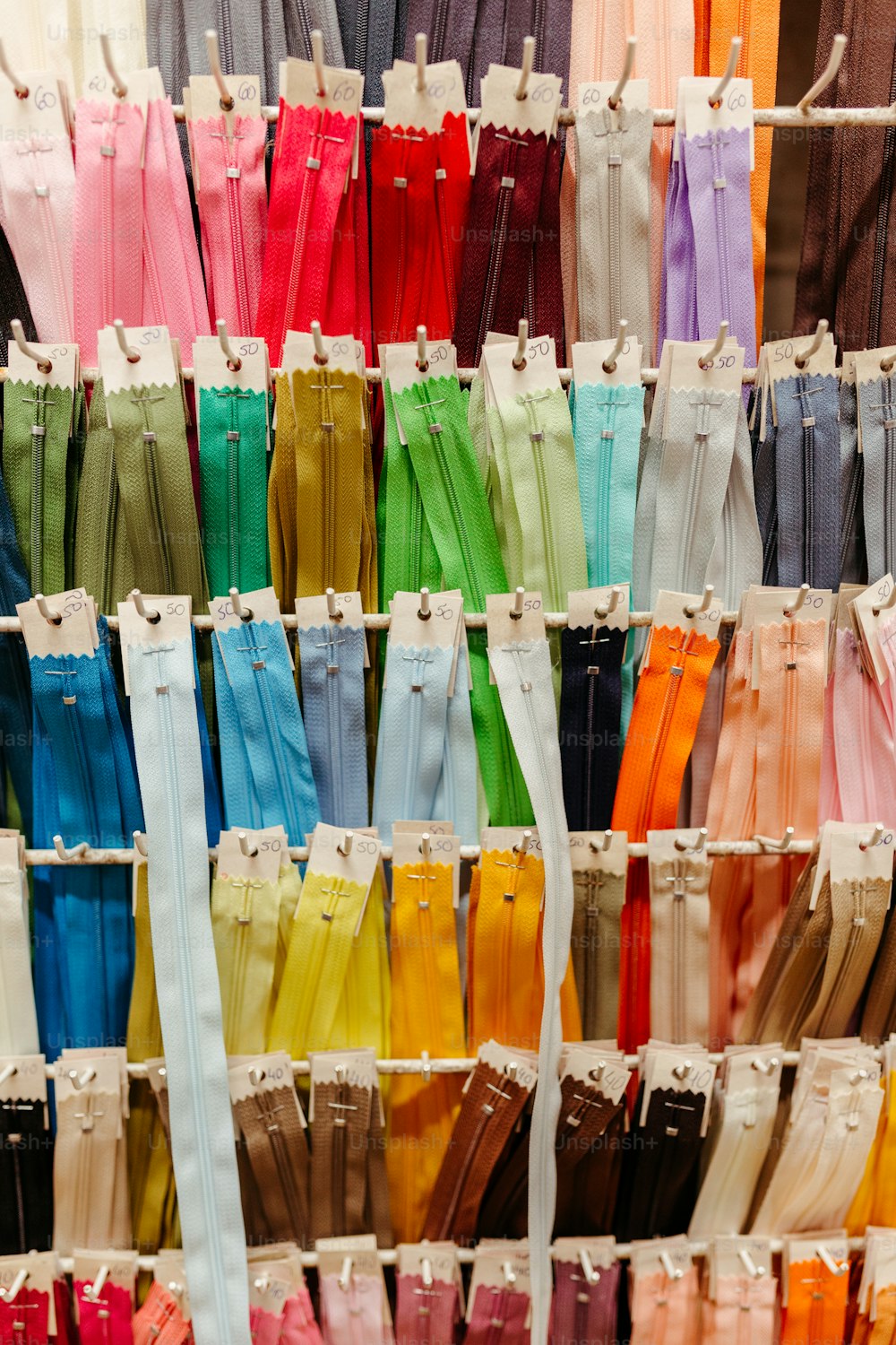 店舗内のさまざまな色のネクタイのディスプレイ