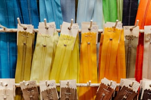 uma exibição de zíperes coloridos diferentes em um rack