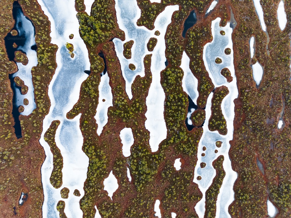 Una vista aérea de un pedazo de tierra cubierto de nieve