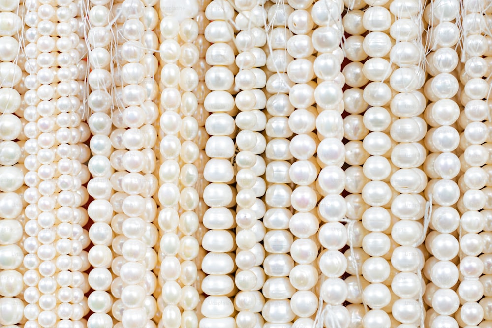 Un primo piano di un mazzo di perle