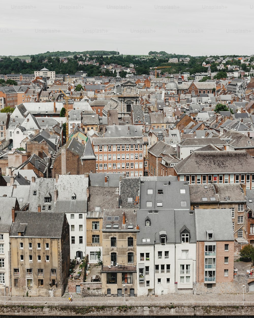 Blick auf eine Stadt von einem hohen Standpunkt aus