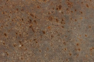 um close up de uma superfície de metal com ferrugem sobre ele