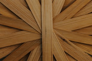 Una vista ravvicinata di una struttura in legno