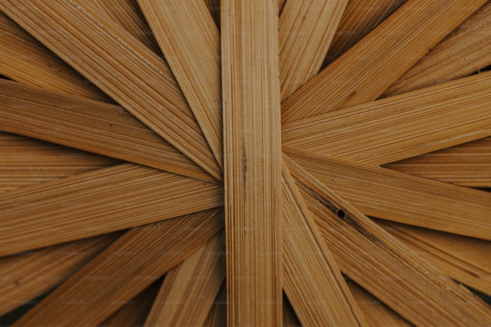 uma vista de perto de uma estrutura de madeira