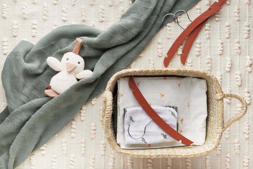 담요와 동물 인형이 있는 아기 선물 세트