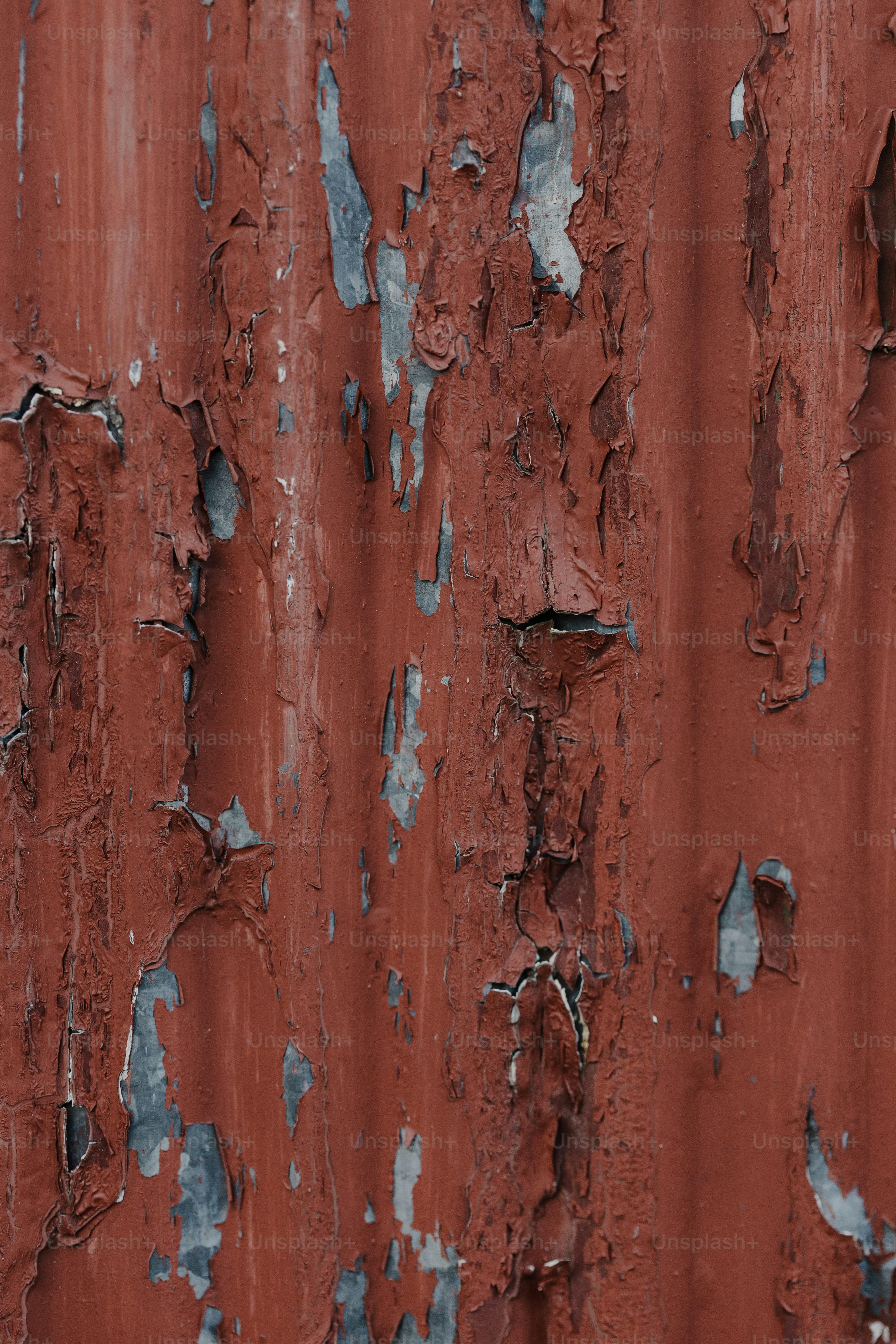 una superficie metálica oxidada con pintura descascarada