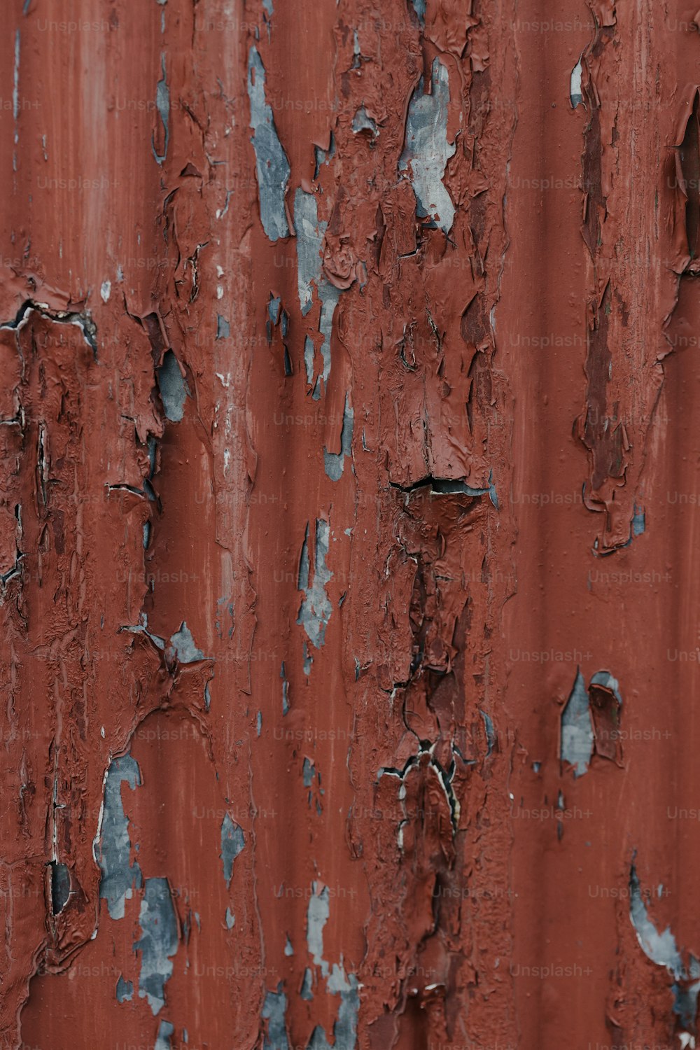 una superficie metallica arrugginita con vernice scrostata