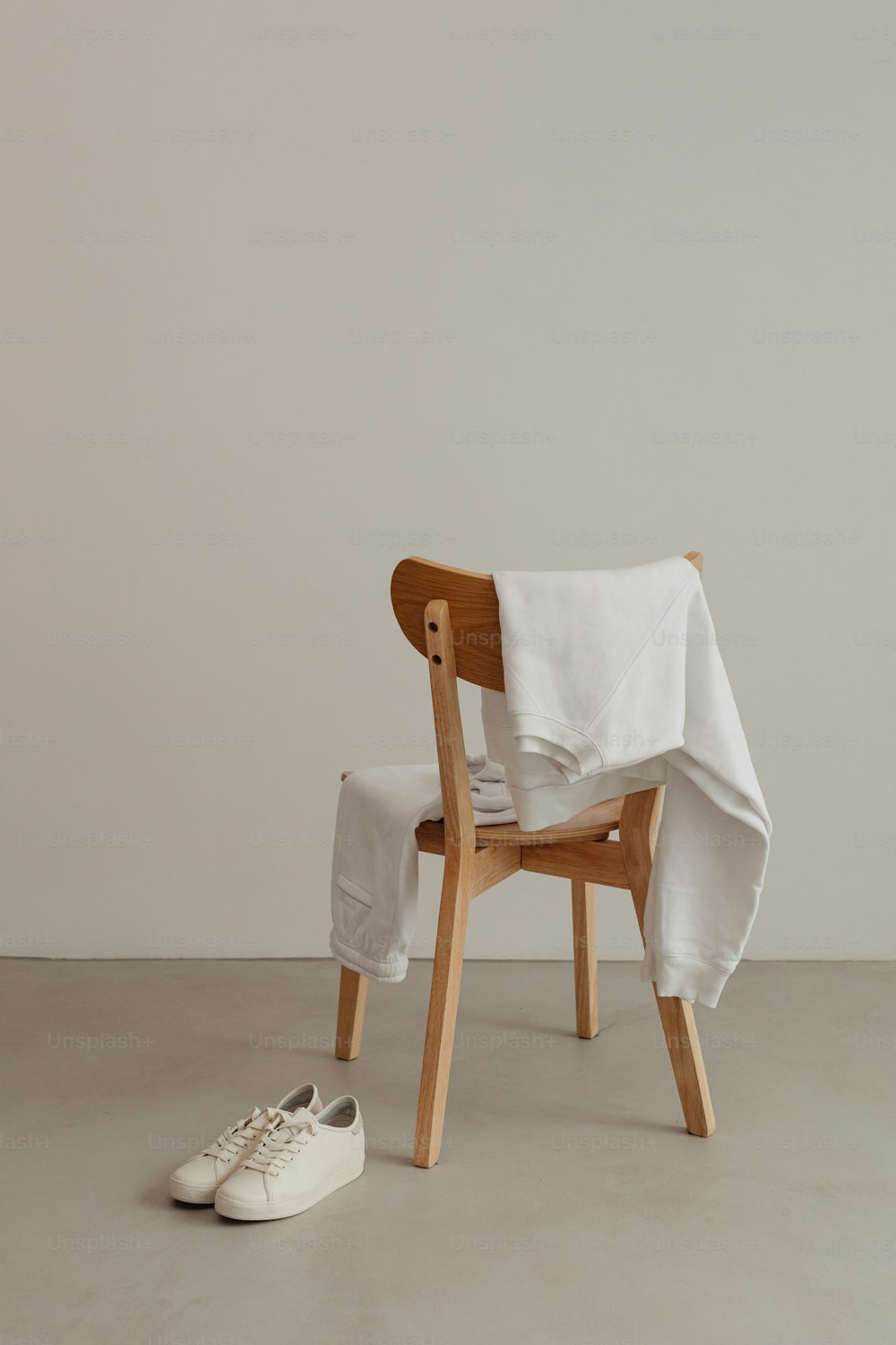 ein Holzstuhl mit einem weißen Tuch darüber drapiert