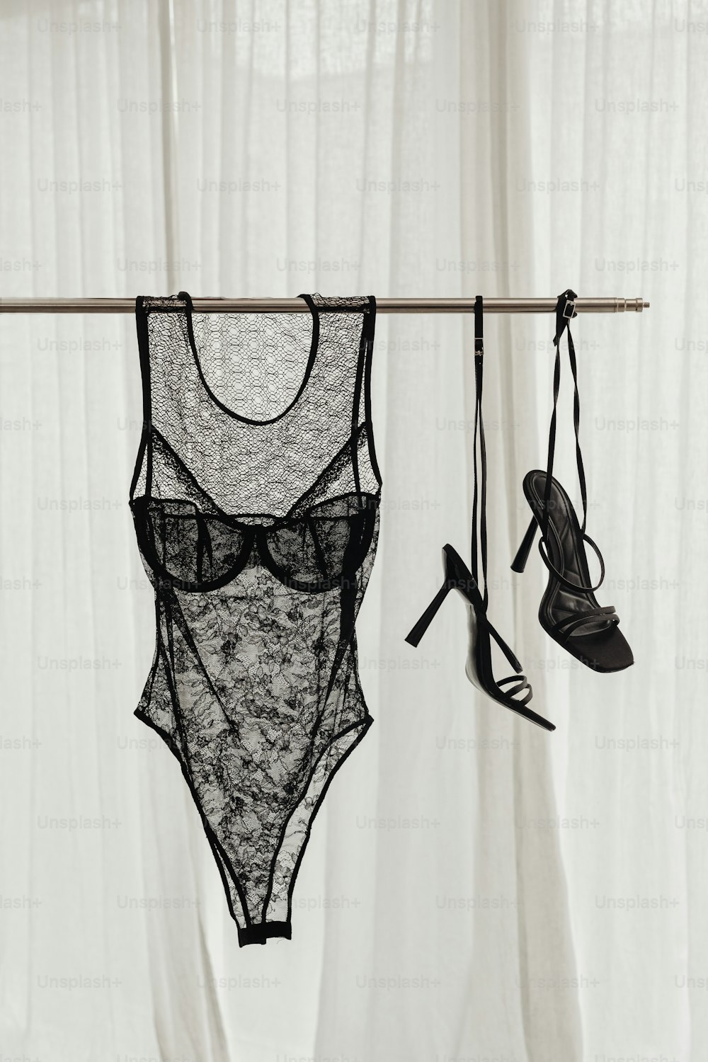 une paire de soutiens-gorge de lingerie suspendue à une corde à linge