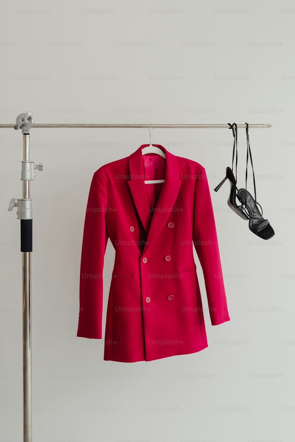 eine rote Jacke, die an einem Kleiderständer hängt