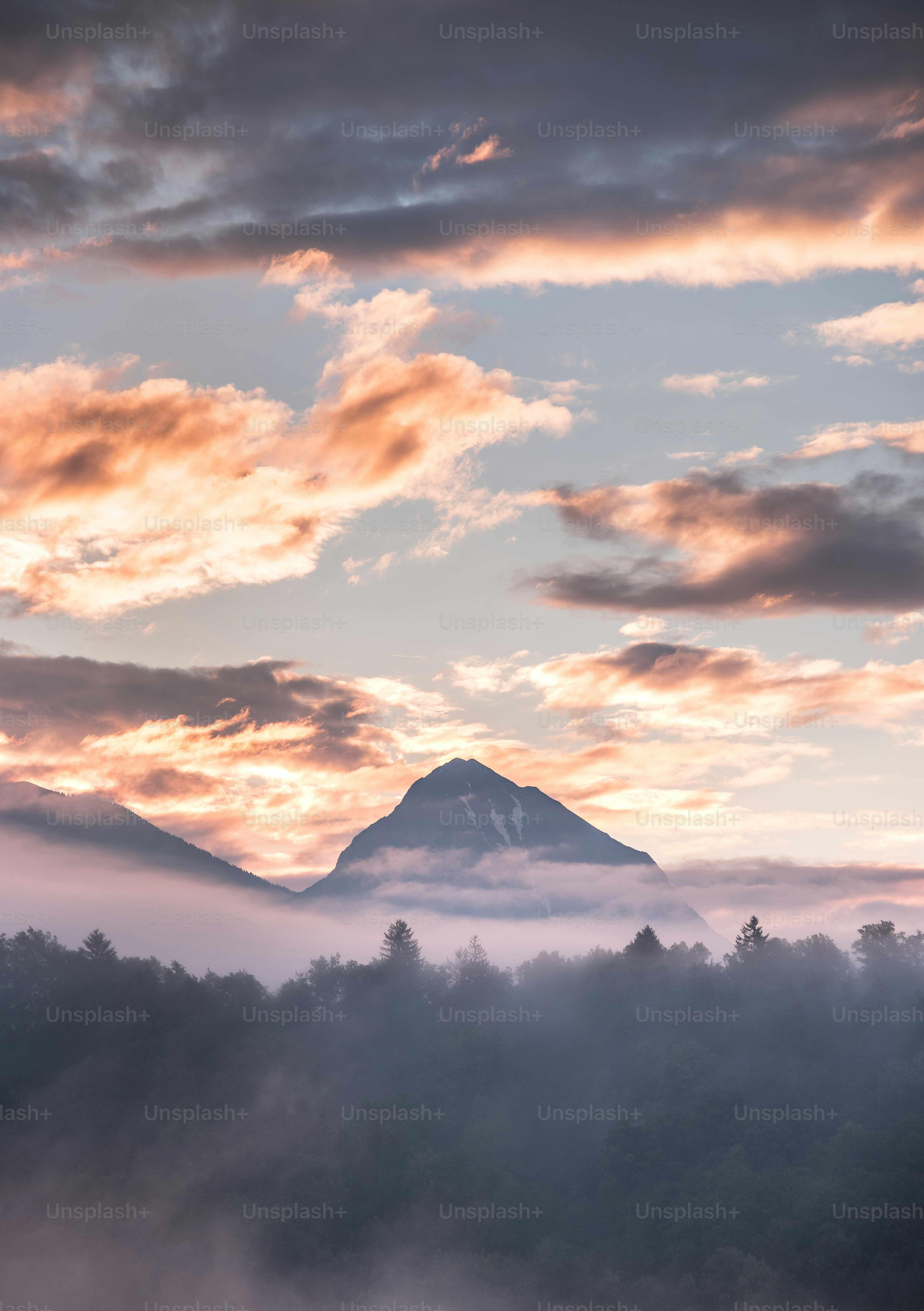 Una vista de una montaña cubierta de niebla