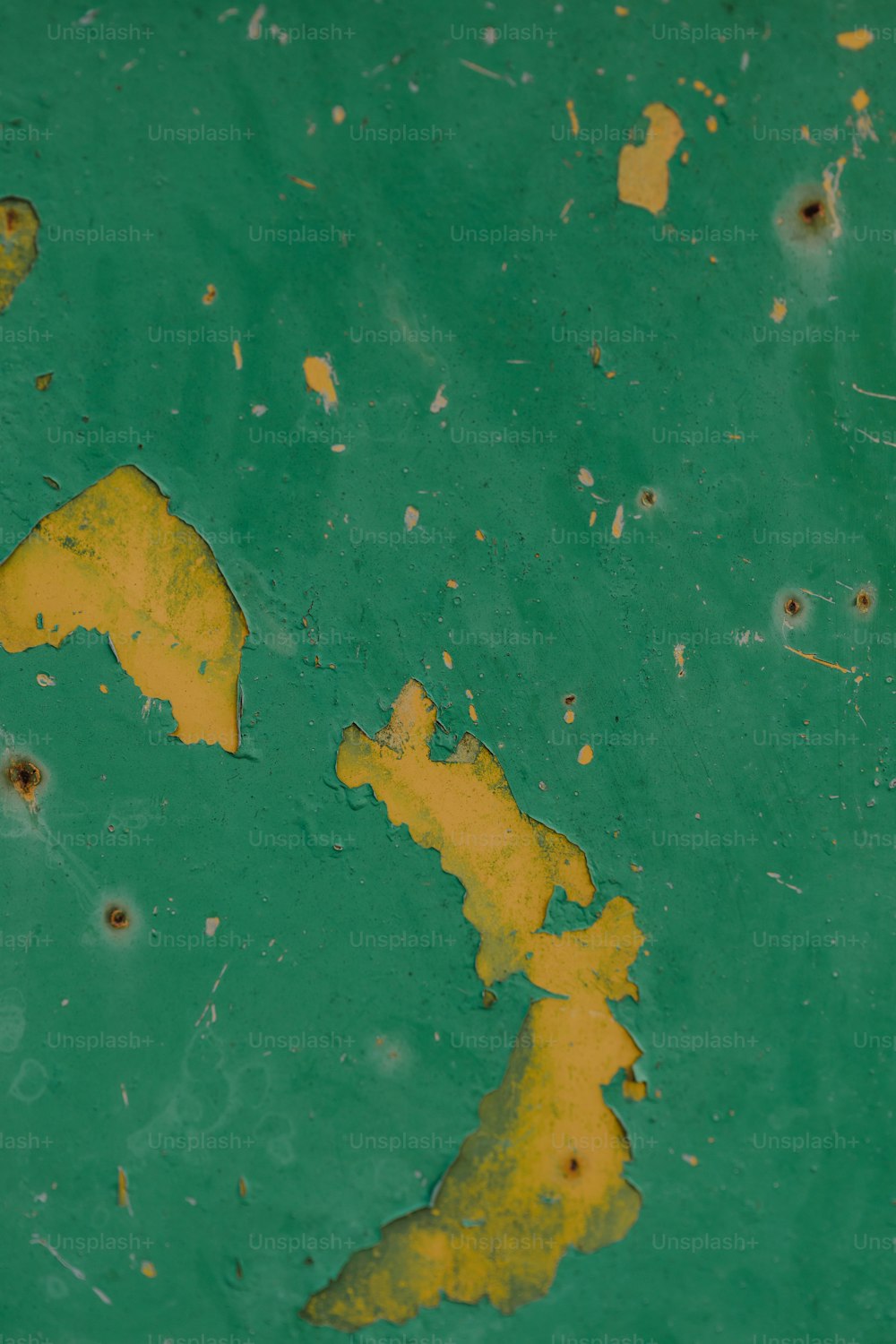un primer plano de una superficie verde con pintura amarilla