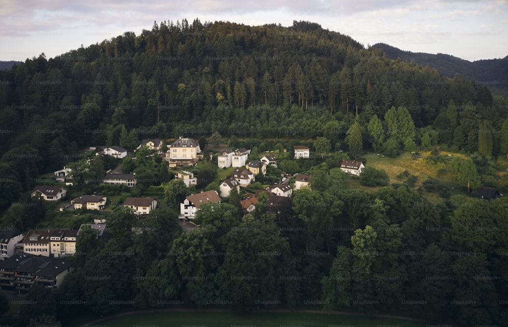 une vue aérienne d’un petit village niché dans une zone boisée