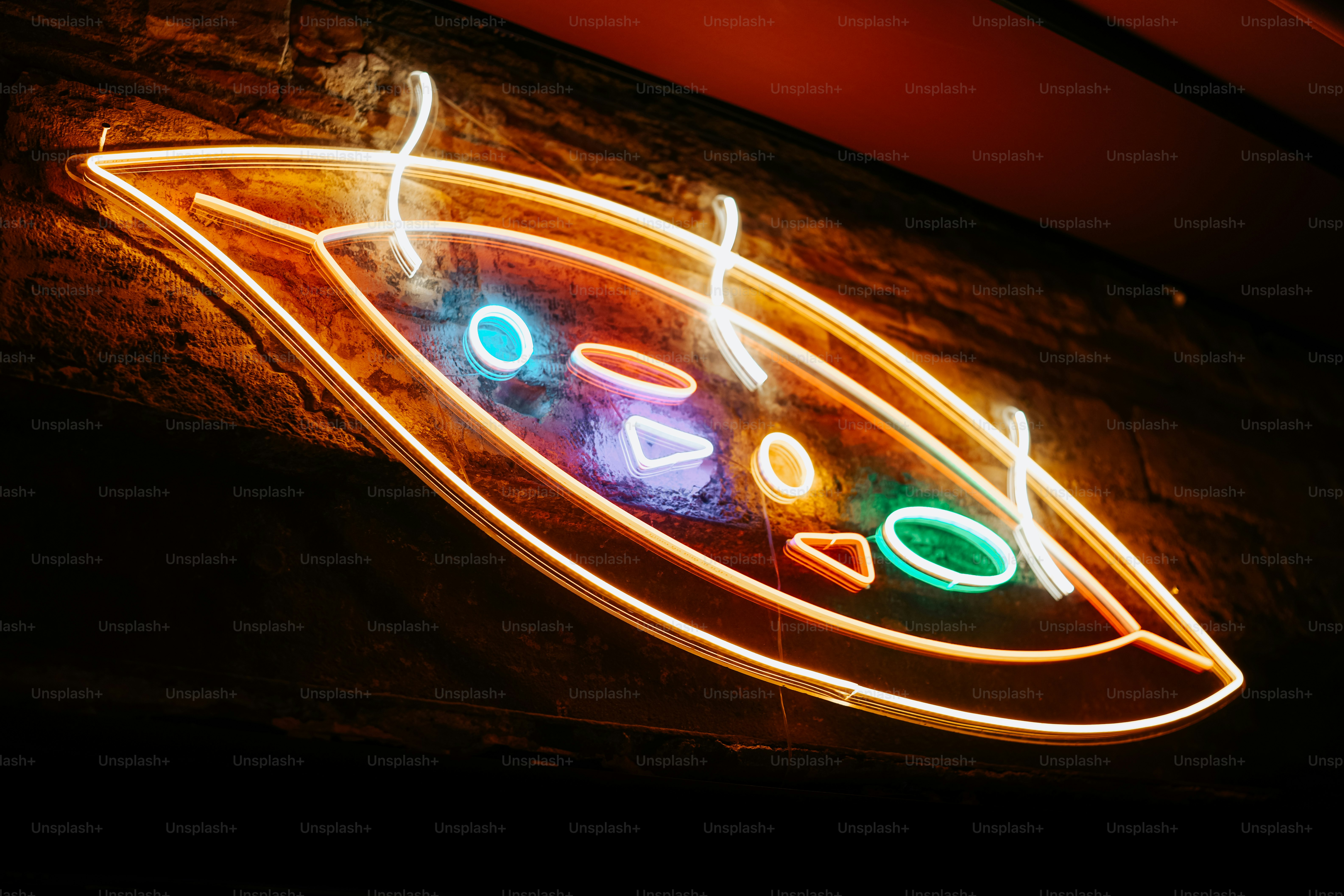 Un letrero de neón en el costado de un edificio