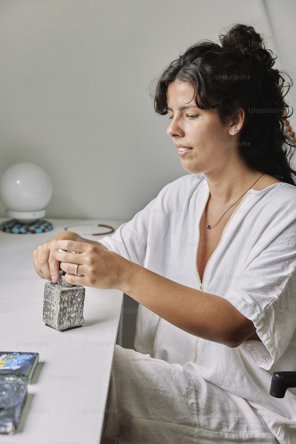 una donna seduta a un tavolo con un libro