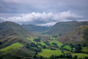 Una vista de un valle con montañas al fondo