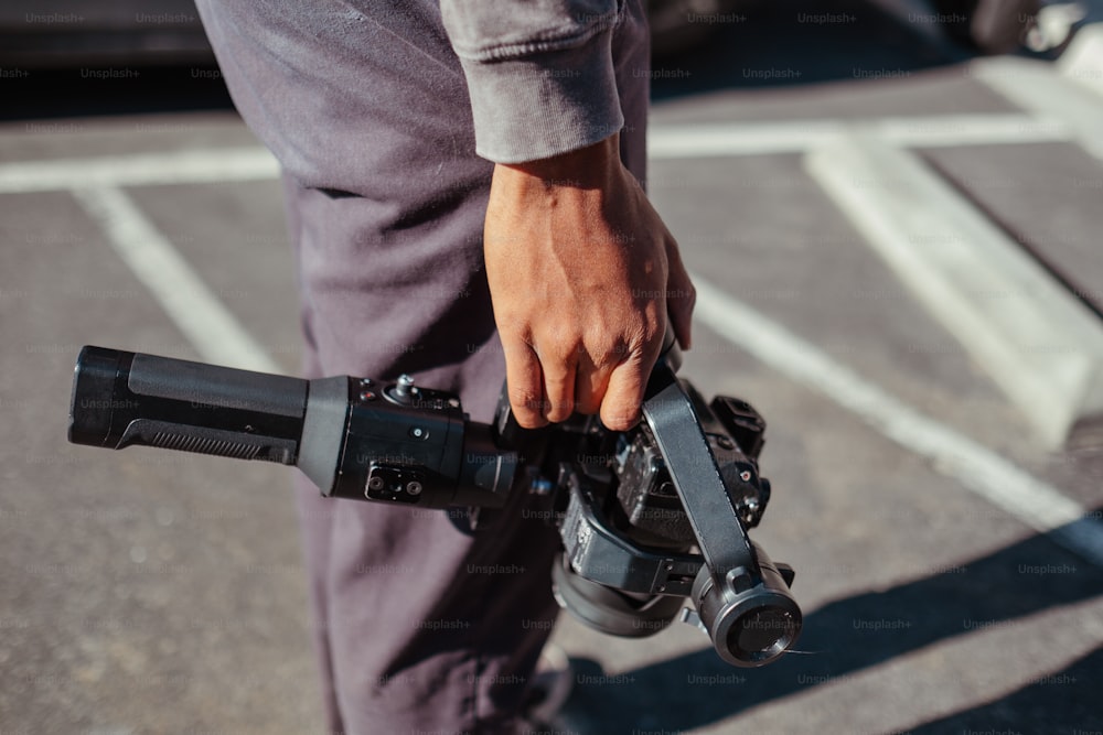 Una persona sosteniendo una cámara en la mano