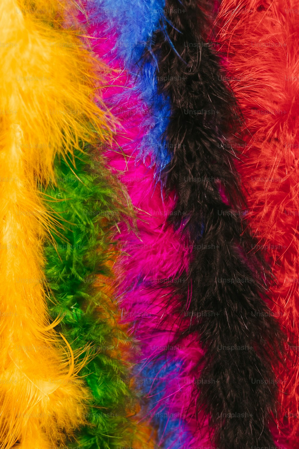 un primo piano di un materiale peloso multicolore