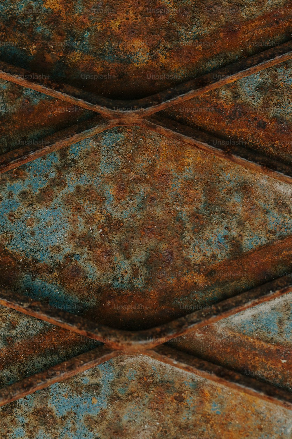 um close up de uma superfície de metal enferrujado