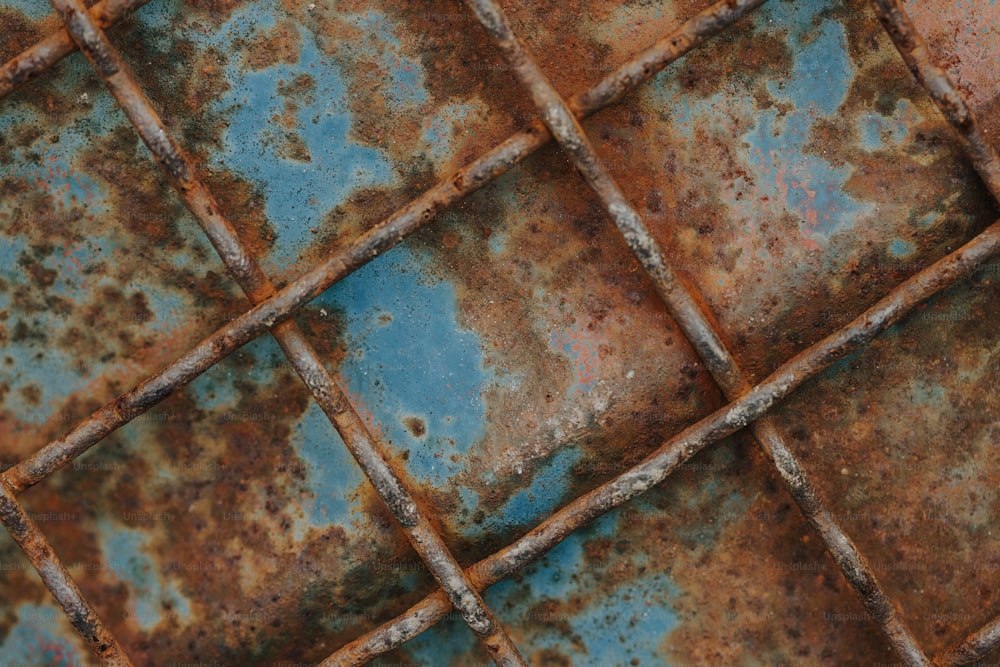 eine verrostete Metalloberfläche mit blauen und braunen Quadraten