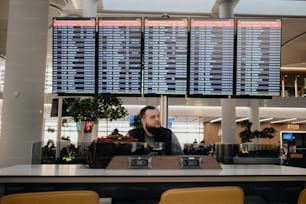 um homem sentado em um balcão em um aeroporto
