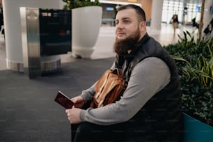 Un hombre con barba sentado en un banco