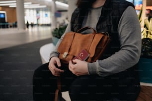Un hombre con barba sosteniendo una bolsa marrón