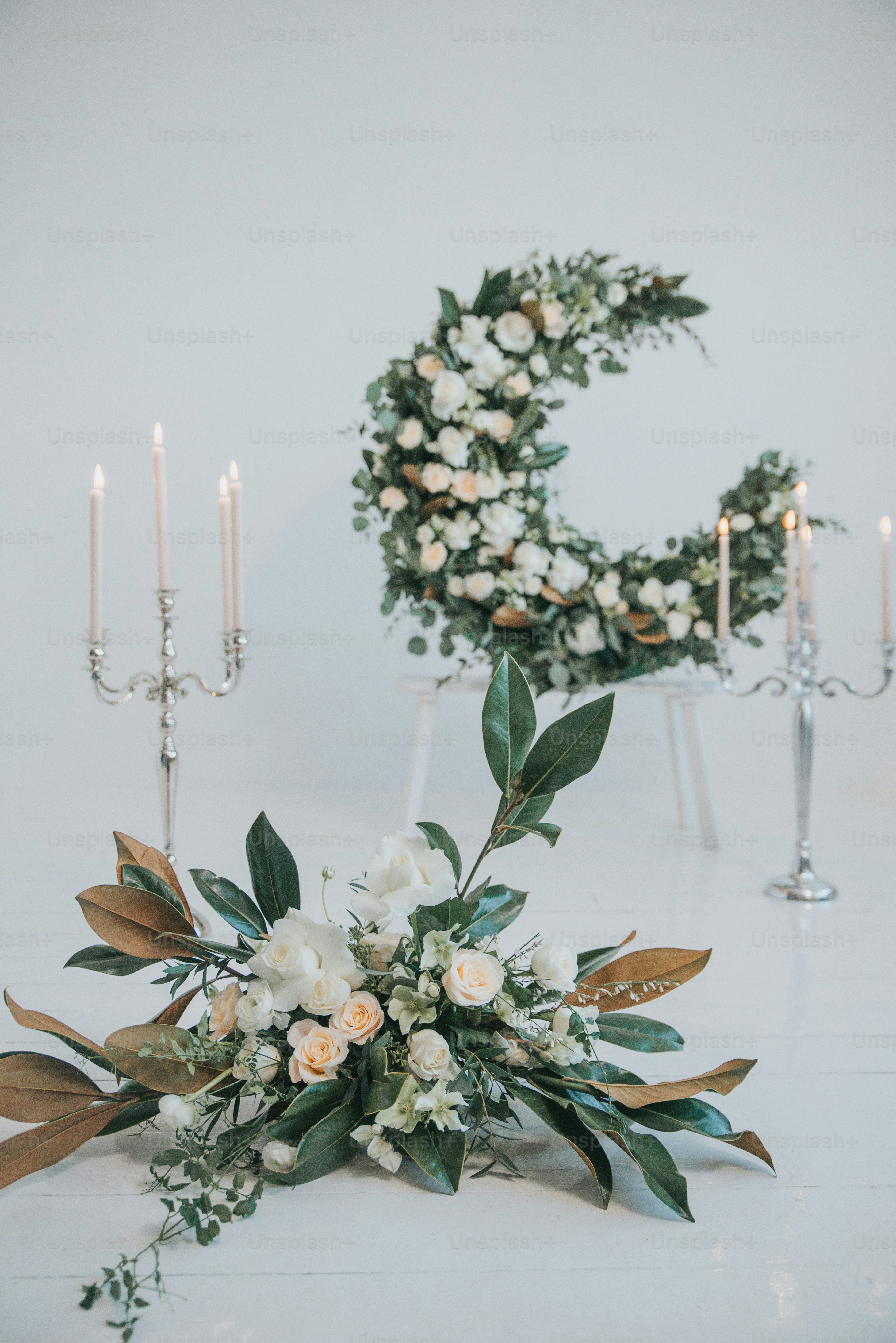 Un arreglo floral en una silla con velas foto – Imagen de Flores en Unsplash, image size:3000x4495