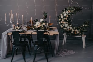 une table avec une couronne et des fleurs dessus