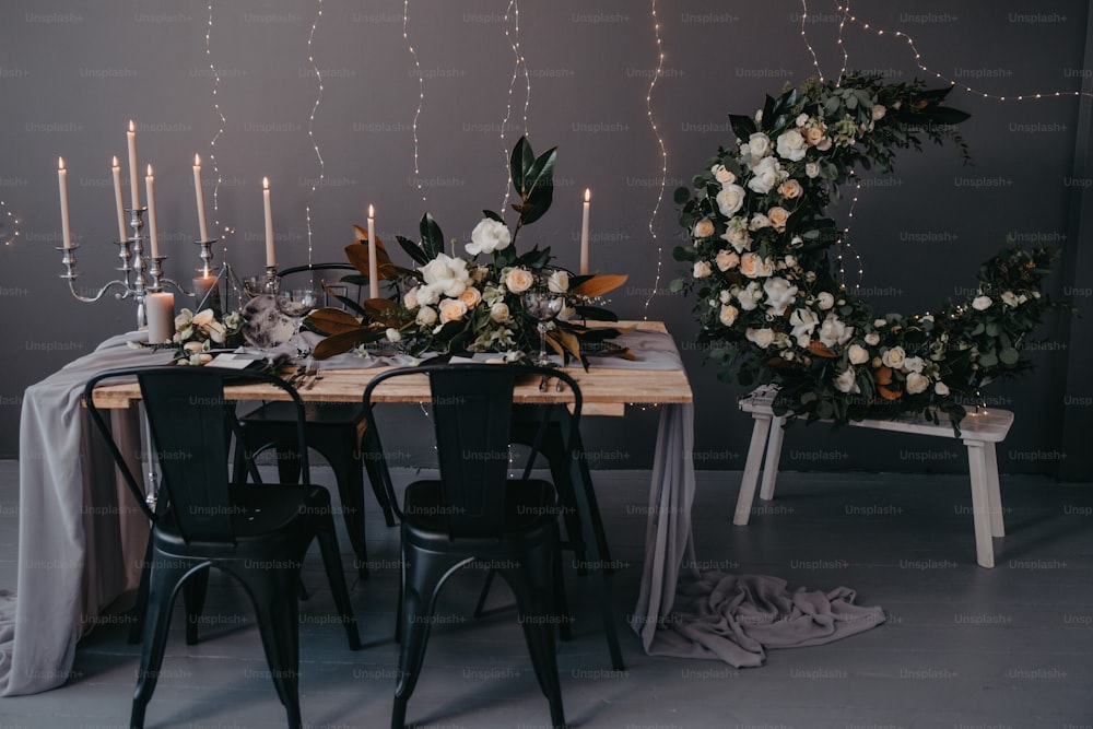 un tavolo con una ghirlanda e fiori su di esso