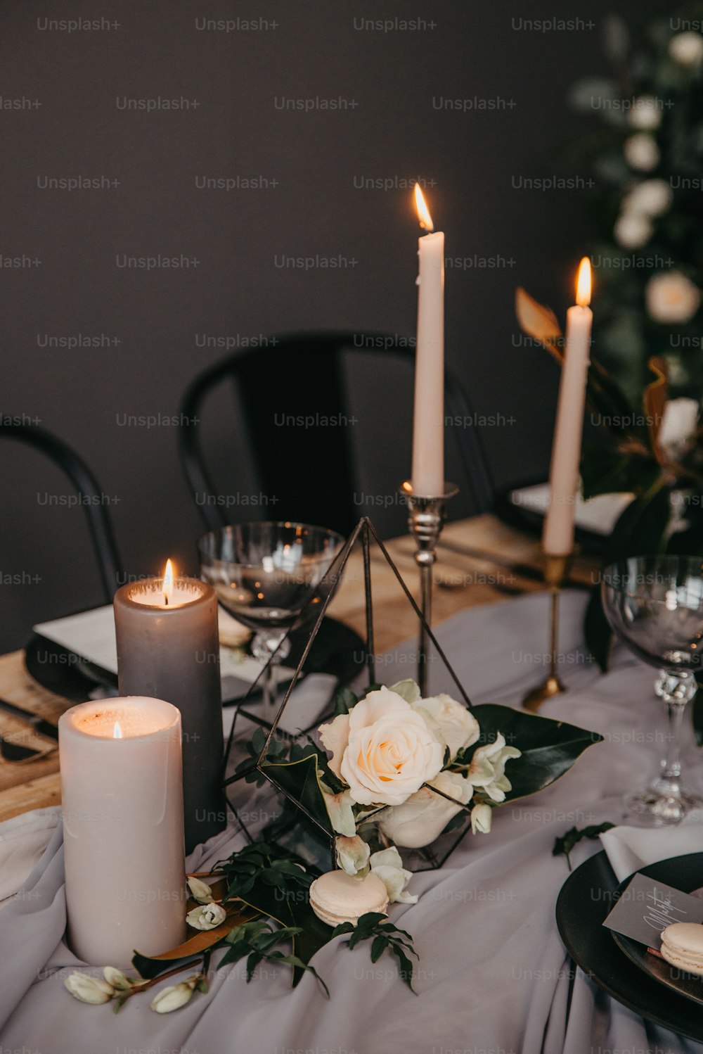 una mesa con una vela y flores