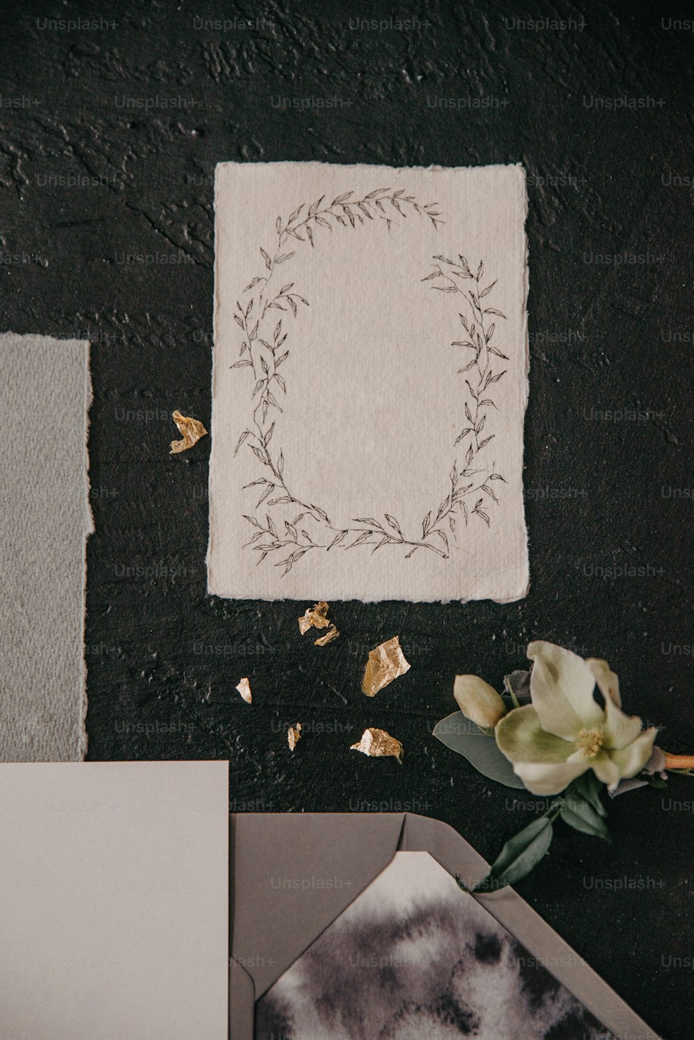 una imagen de una flor y un pedazo de papel sobre una mesa