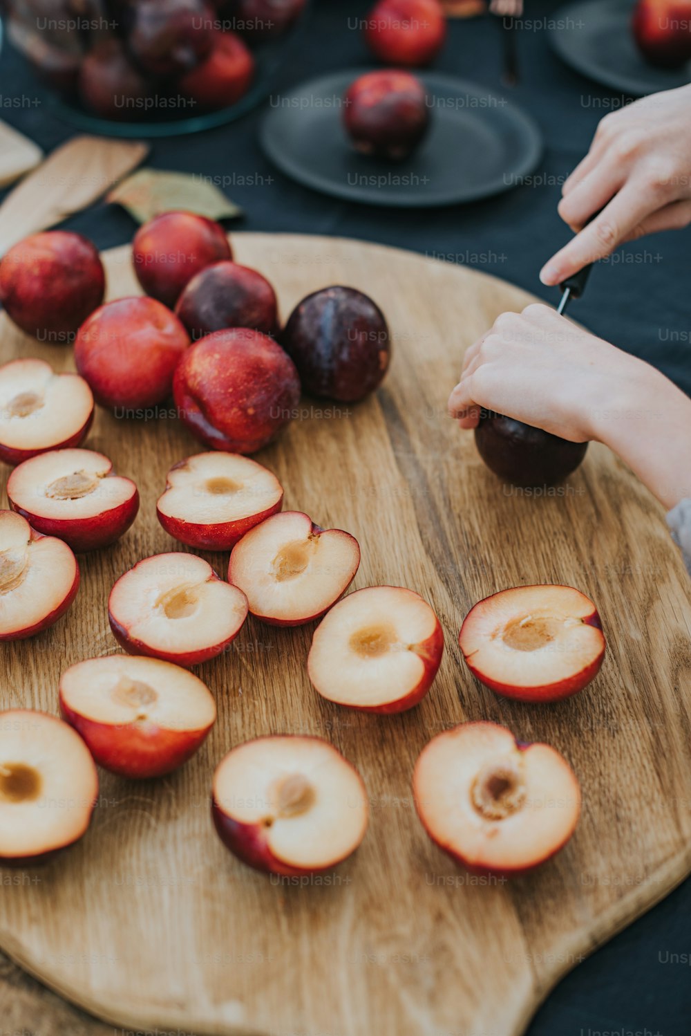 una tabla de cortar de madera cubierta con manzanas en rodajas