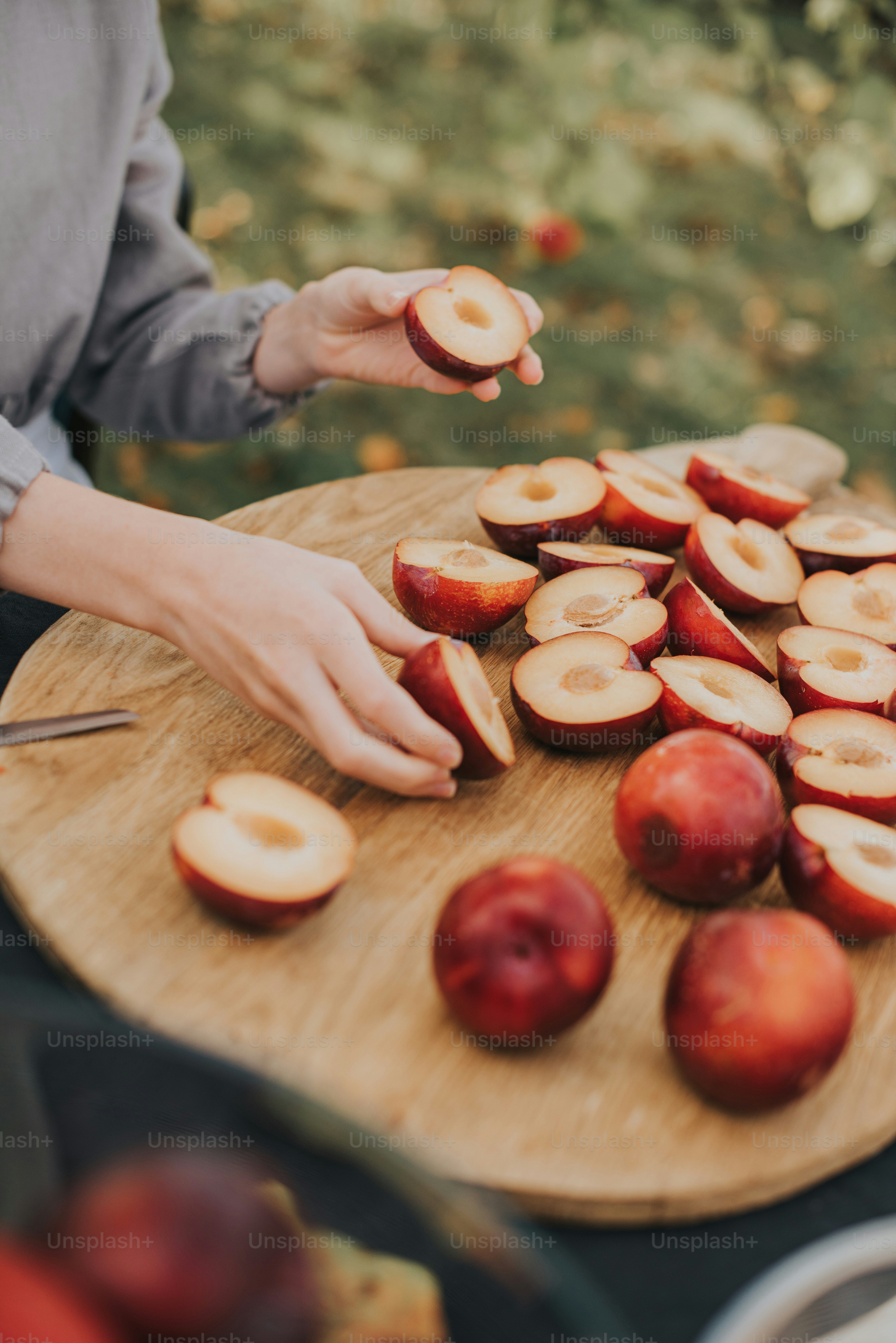 Una persona cortando manzanas en una tabla de cortar