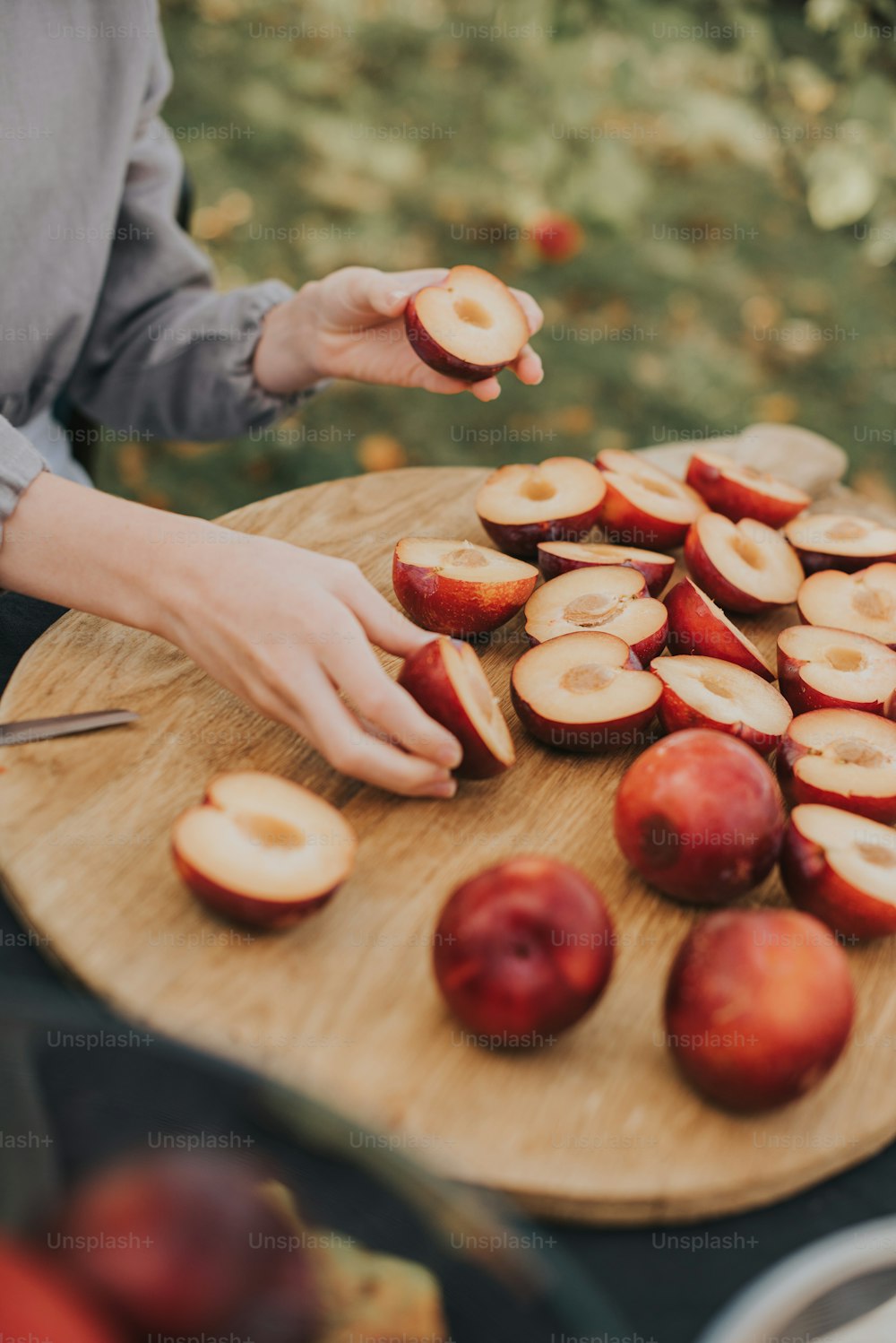 Una persona cortando manzanas en una tabla de cortar