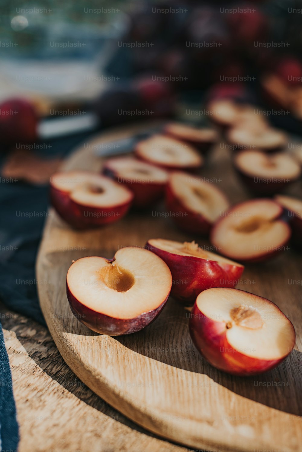 una tabla de cortar de madera cubierta con manzanas en rodajas