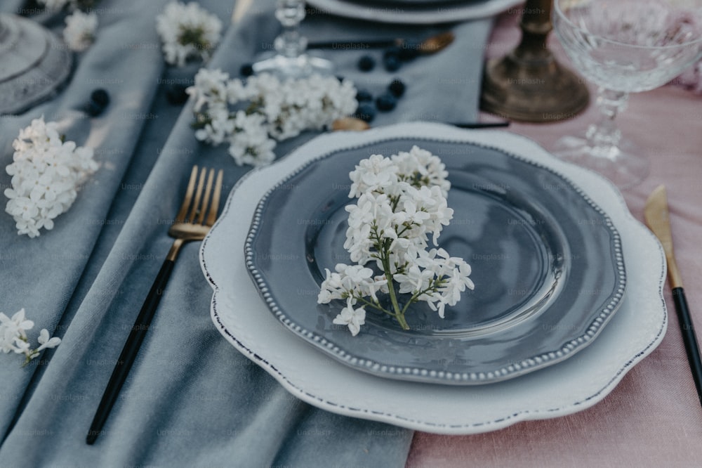 un piatto con fiori su di esso seduto su un tavolo