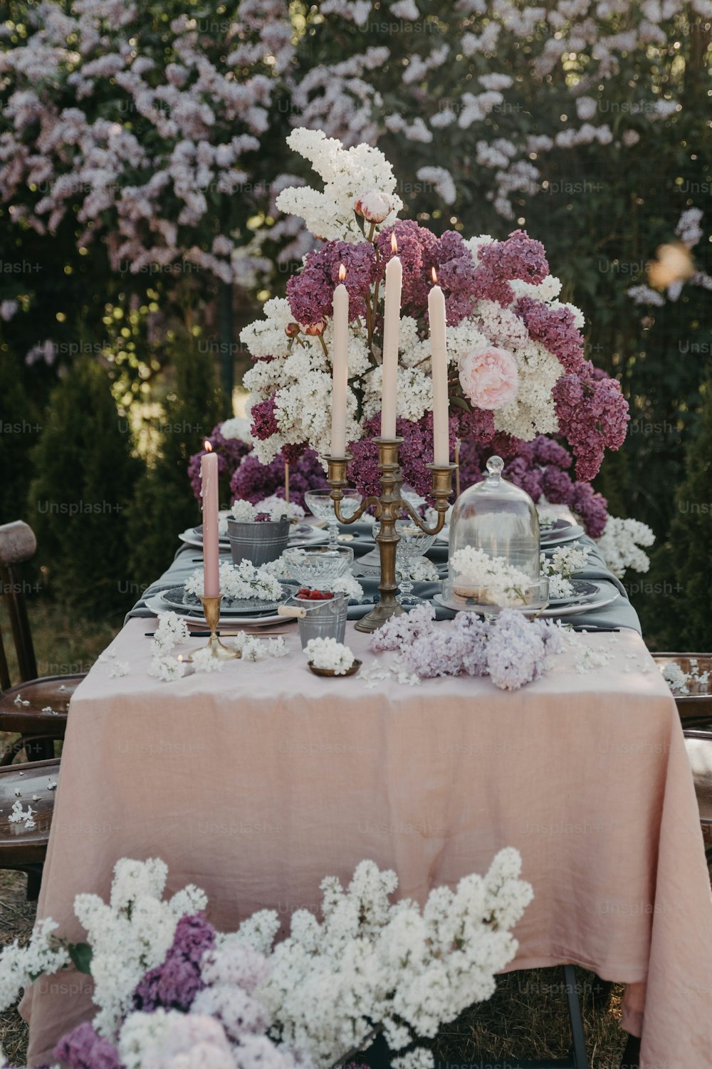 uma mesa coberta com muitas flores roxas e brancas