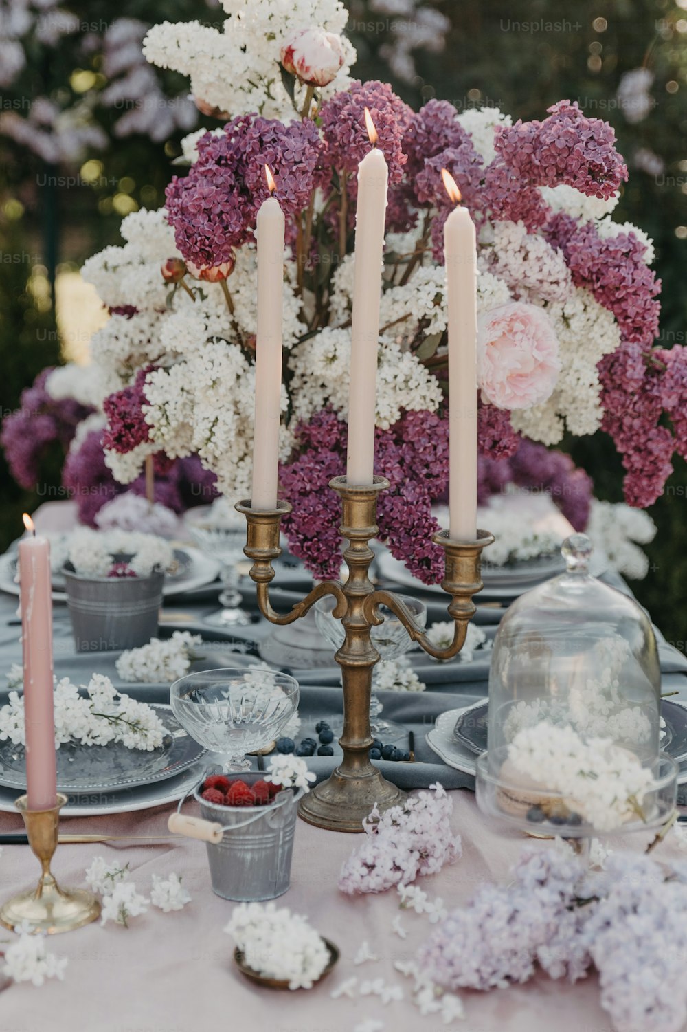 uma mesa coberta com muitas flores roxas e brancas