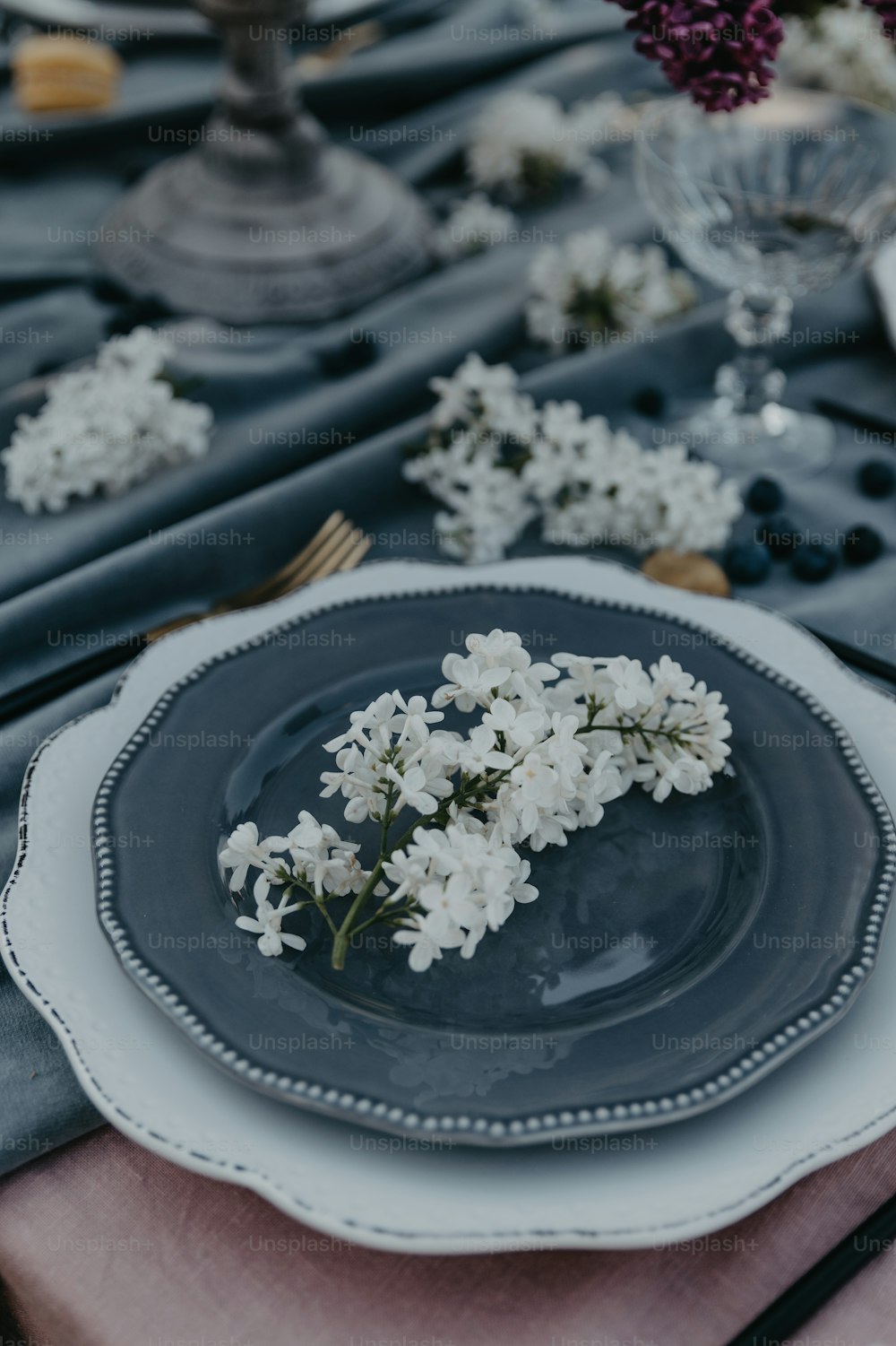 um prato com flores sobre ele sentado em uma mesa