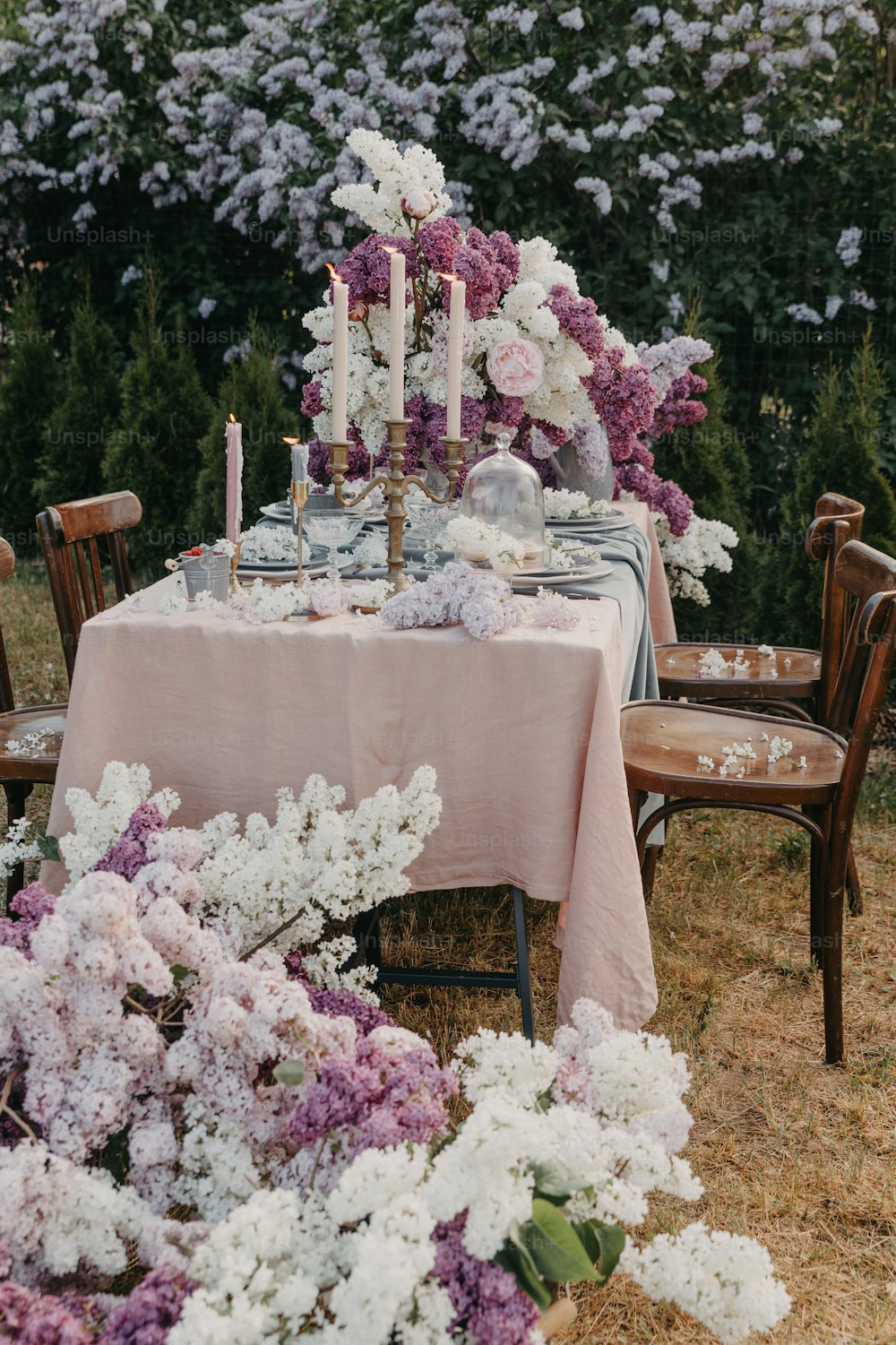 una tavola è apparecchiata con fiori e candele