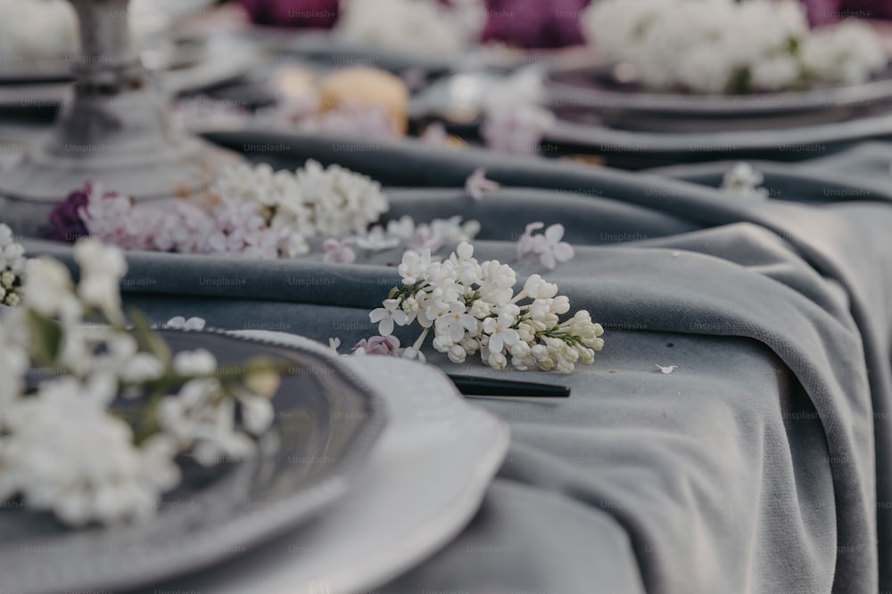 una mesa cubierta con platos cubiertos de flores