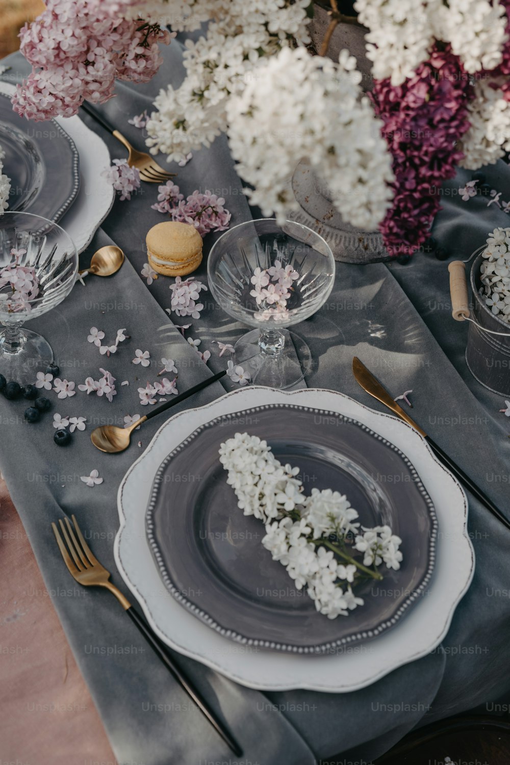 テーブルには花と銀器がセットされています