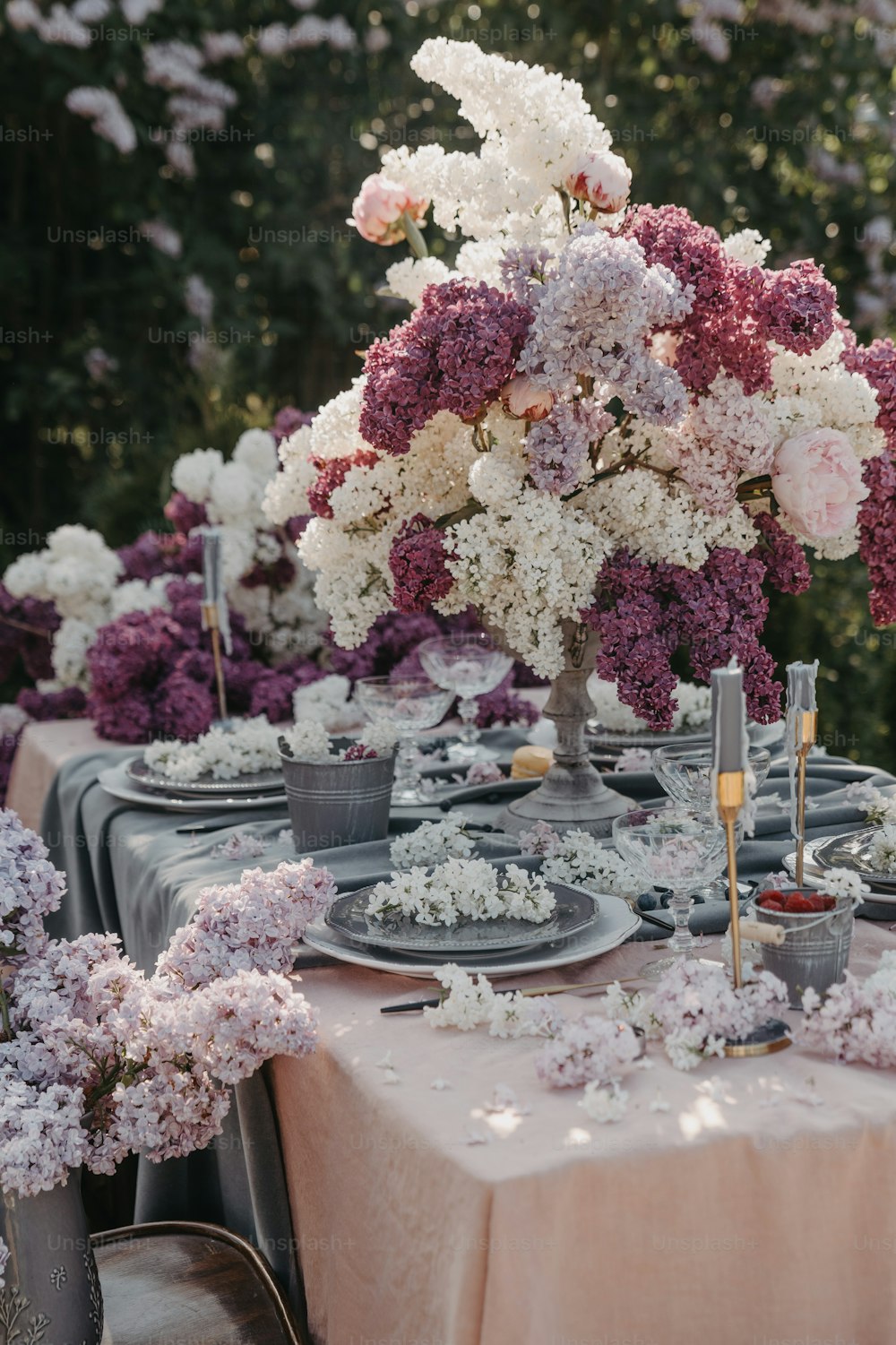 Une table est dressée avec des assiettes et des fleurs