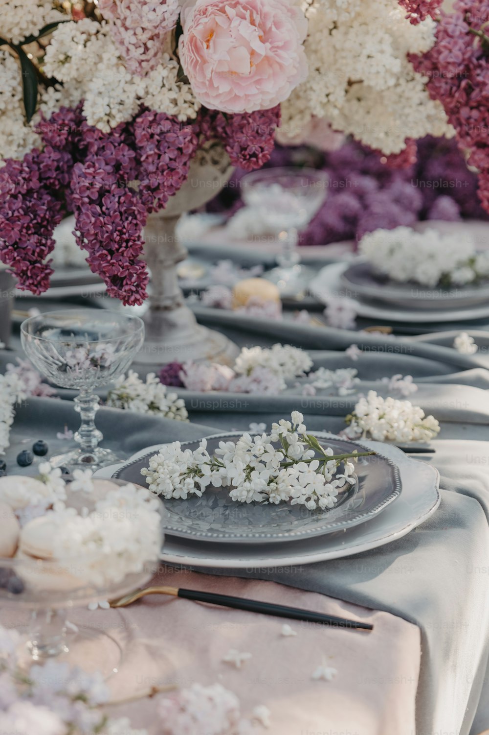 une table avec des assiettes et des fleurs dessus