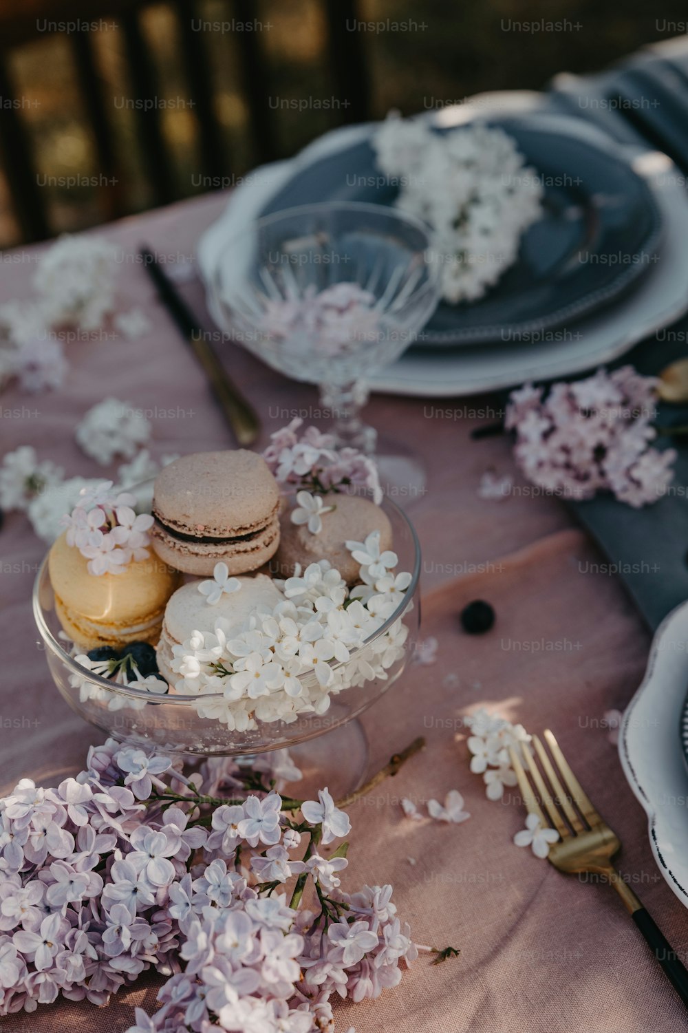 uma mesa coberta com pratos e um vaso cheio de flores