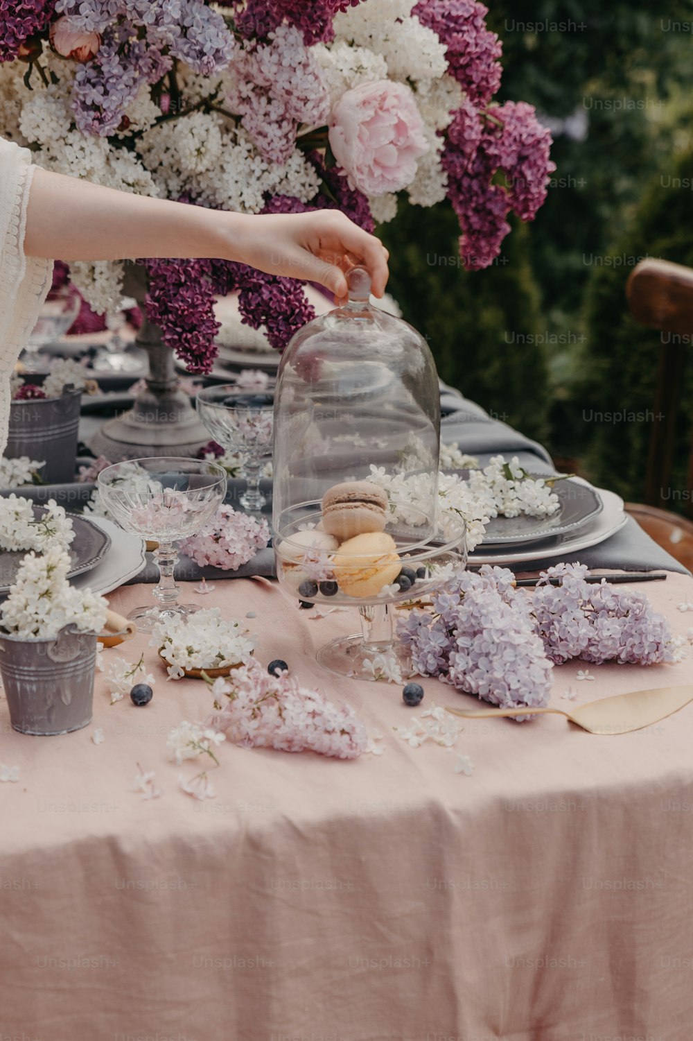 ein Tisch mit einer Vase voller Blumen